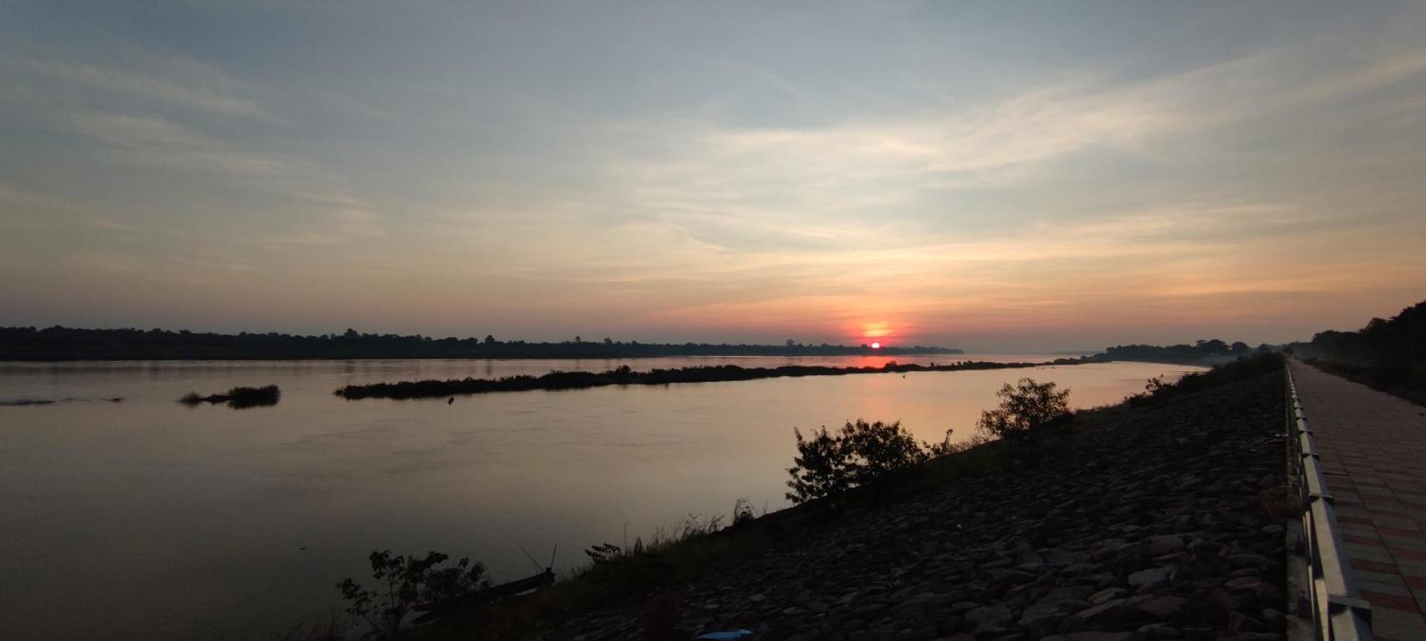 Nawiengkaeriverview Resort Мукдахан Екстериор снимка